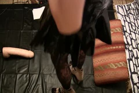 Gurl In A Leather Suit, bonks A hammering-machines With A biggest vibrator