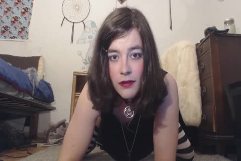 SISSY TRANSGENDER throbbing dildo