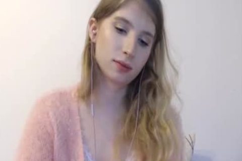 attractive Russian tranny cam
