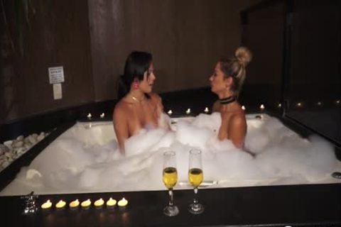 Bruna Castro , Bianca Hills - A Refreshing bathroom (Full clip)
