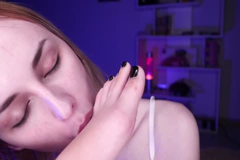 Sissyslut Cums On hoe goddess's Feet