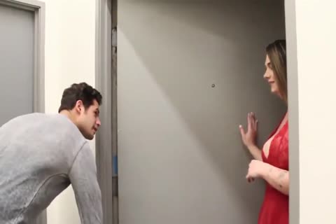 Delivery lad Tipped By Healthy hottie