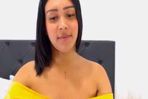 ladyboy In Yellow Wants To Give u A Lap Dance