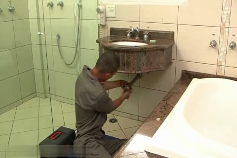 Plumber lad poked tranny