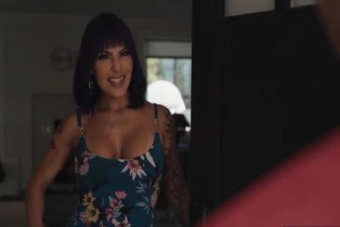 Transexual Foxxy Puts Her Pipe Inside Plumber Draven Navarros arse