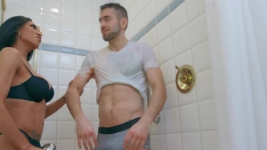 Trans Angels: Tattooed Jessy Dubai likes blowjobs in the bath
