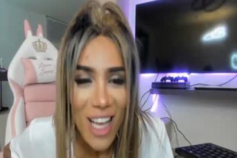 shemale Showing large