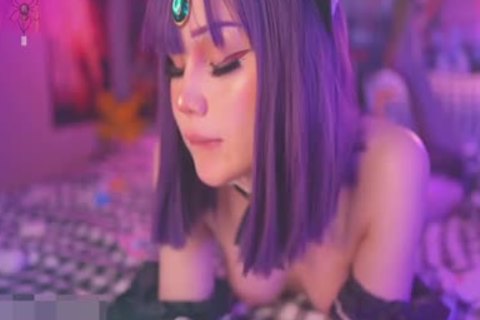 Cosplay shemale Princess Toying Her wazoo And engulfing big Didlo