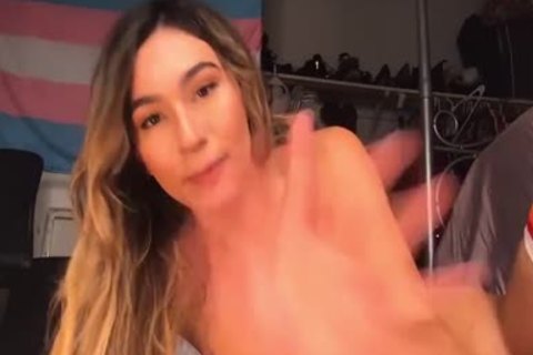 A horny tranny FISTING HER wazoo