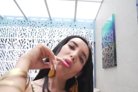 latina ass Trans Shows enormous wazoo before unprotected
