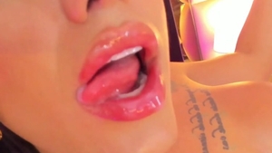Colombian shemale Cummings On cam